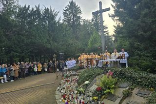 Procesja żałobna i uroczysta Eucharystia na koszalińskim cmentarzu