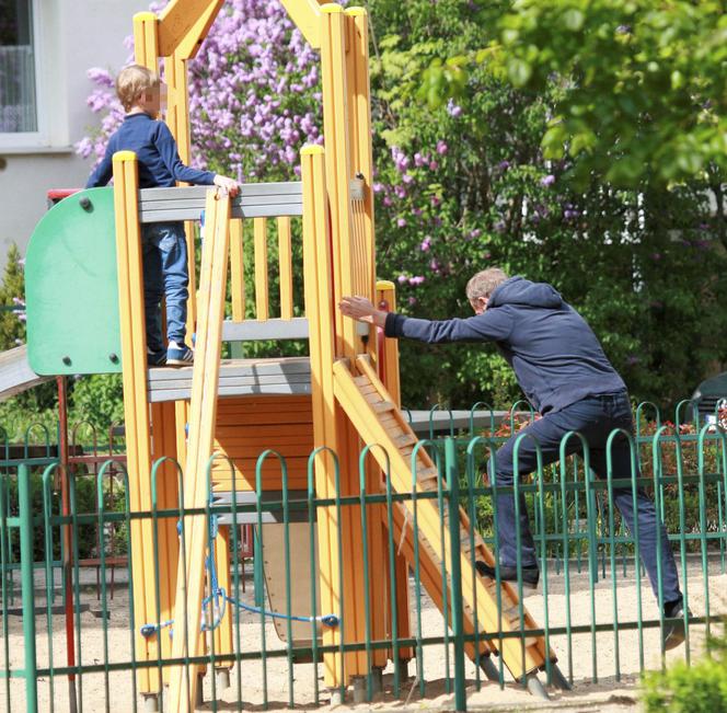 Dziadek Tusk zabrał wnuki na plac zabaw