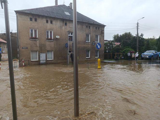 Zagrożenie powodziowe. Głuchołazy. Woda przelała się przez wały. Zalewa miasto