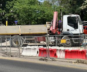 Część ciężarówki wpadła do autobusu. Ranna kierująca autobusem miejskim