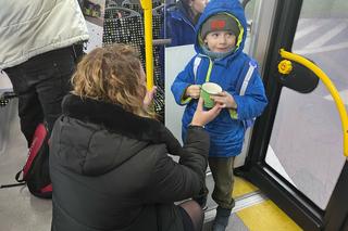 W gorzowskich autobusach elektrycznych przedstawiciele miasta rozdawali kubki i kalendarze