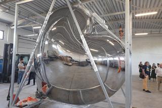 Rzeźba jest wysoka na trzy i pół metra 