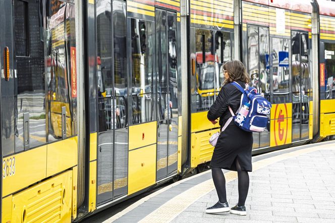 Jachira maluje się w tramwaju