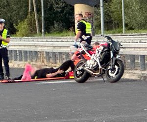 Motocyklista popisywał się na drodze