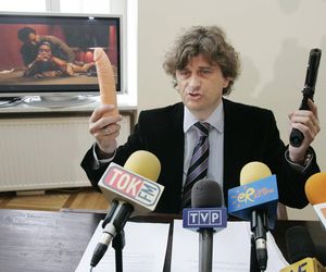 Pistolet w jednym, wibrator w drugim ręku Janusza Palikota! Miał też ze sobą dwa manekiny