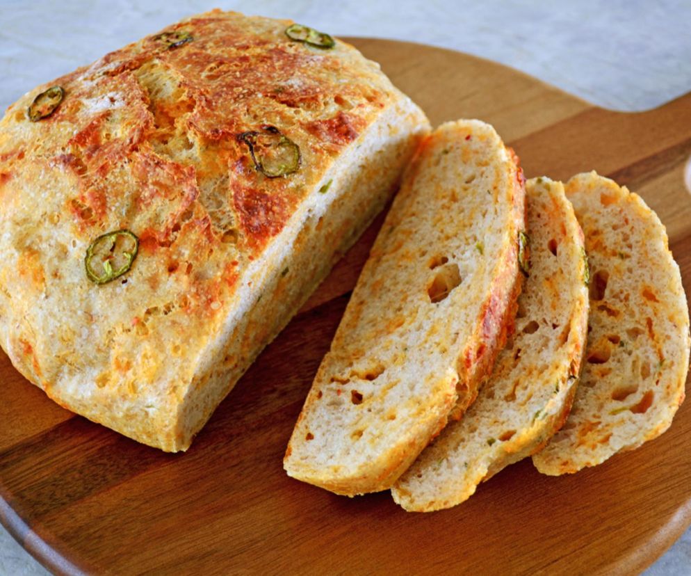 Prosty chleb, który ma kopa. Sięgnij po przepis na bochenek z jalapeno i serem