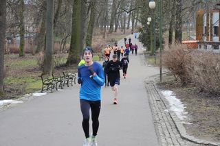 Biegali, maszerowali i truchtali dla WOŚP. Orkiestrowa edycja parkrun w Ogrodzie Saskim w Lublinie. Zdjęcia