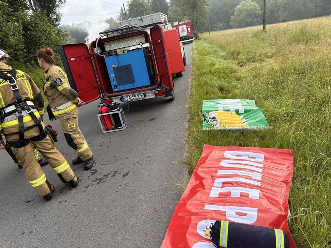 Dramatyczny pożar na Dolnym Śląsku. Mężczyzna ewakuowany przez okno, budynek doszczętnie zniszczony