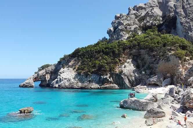 Włochy: turysta zatrzymany na Sardynii; próbował wywieźć kamień i piasek z plaży