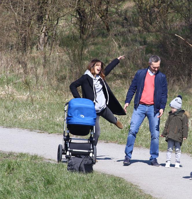 Wałęsa na spacerze z córką