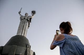 Ukraiński trójząb zamiast herbu sowieckiego. Kijowska statua w nowej odsłonie