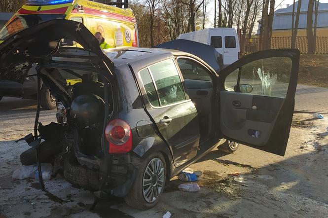 Bus staranował osobowego renaulta. Dwie osoby w szpitalu.