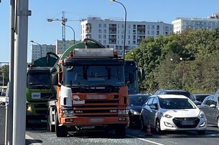 Szambiarka rozszczelniła się po zderzeniu z oplem. Kobieta trafiła do szpitala.