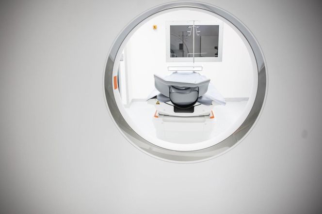 Nowoczesny tomograf w krakowskim szpitalu wojskowym. Sprzęt z funduszy KPO zaprezentował szef MON