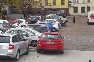 Co dalej z dzikim parkingiem w centrum Olsztyna? Prezydent odpowiada: „Wymaga inwestycji”