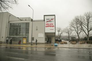 Protesty pod Teatrem Powszechnym