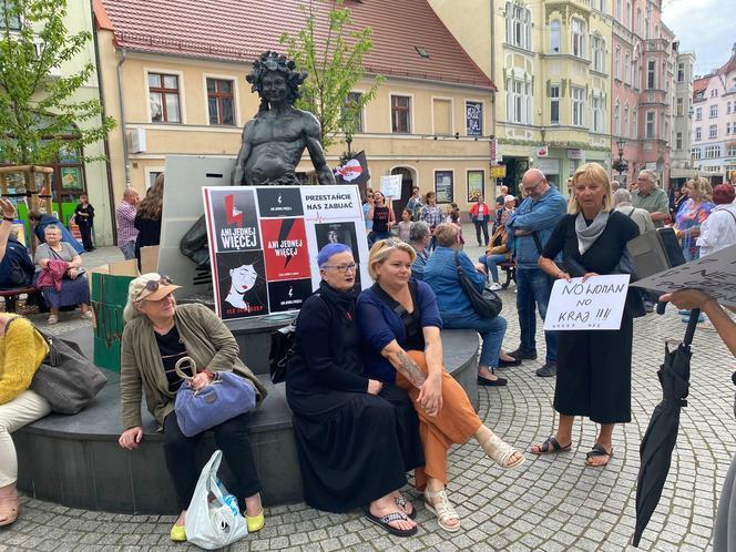 Protesty "Ani Jednej Więcej!" w całej Polsce. Kobiety wyszły na ulice po śmierci Doroty