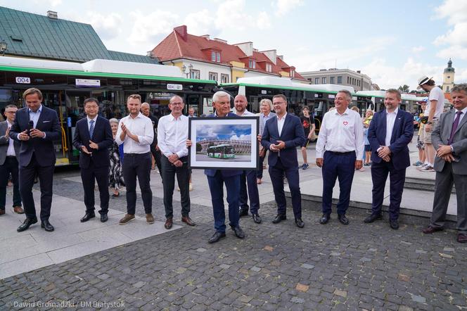 Zaprezentowano pierwsze 20 autobusów elektrycznych w Białymstoku. Od poniedziałku pojawią się na ulicach miasta [ZDJĘCIA]