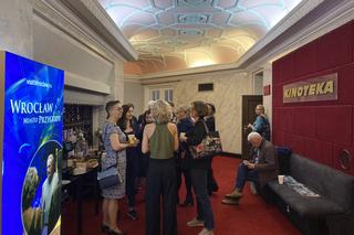 Odwrócona plecami aktorka Marianna Zydek