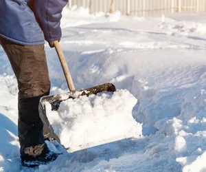 Odśnieżanie grozi zawałem serca. Szczególnie narażone są konkretne grupy
