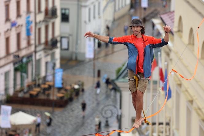   Urban Highline Festival 2023 w Lublinie. Slacklinerzy robią cuda na linach!