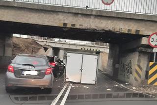 Katowice: Nie zmieścił się pod wiaduktem. Kontener runął na jezdnię!