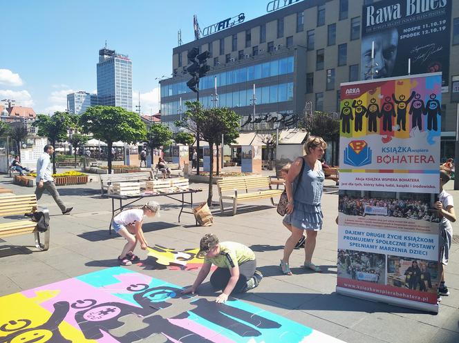 Katowice: Dzieciaki układały na Rynku ogromne puzzle! Wszystko w ramach akcji "Książka wspiera bohatera" [ZDJĘCIA, AUDIO]