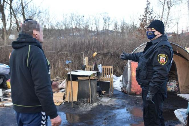 Koczowiska bezdomnych w Grudziądzu pod nadzorem Straży Miejskiej