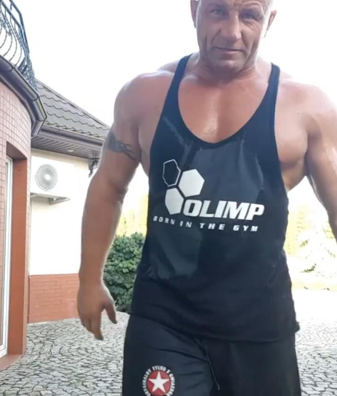 Mariusz Pudzianowski przed domem