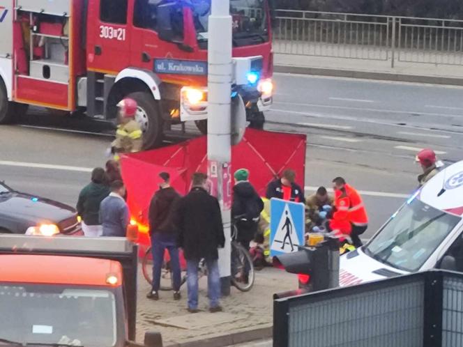 Akcja służb na ulicy Krakowskiej we Wrocławiu. Trwa reanimacja rowerzysty