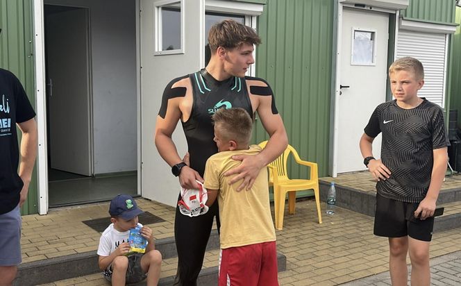 Damian Błaszczyk przez 44 godziny przepłynął 100 km pod zalewie Bojary pod Biłgorajem, kwestując w ten sposób dla 12-letniego ciężko chorego Adasia