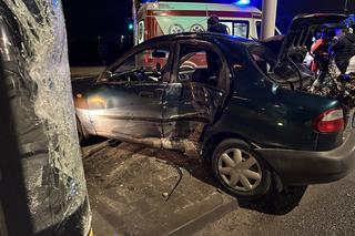 Autobus przeciągnął Lanosa kilkadziesiąt metrów. Poważny wypadek na Białołęce