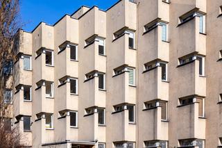 Blok PRL na ul. Koziej 9 - zobacz budynek, który z zmienia się wraz z punktem widzenia