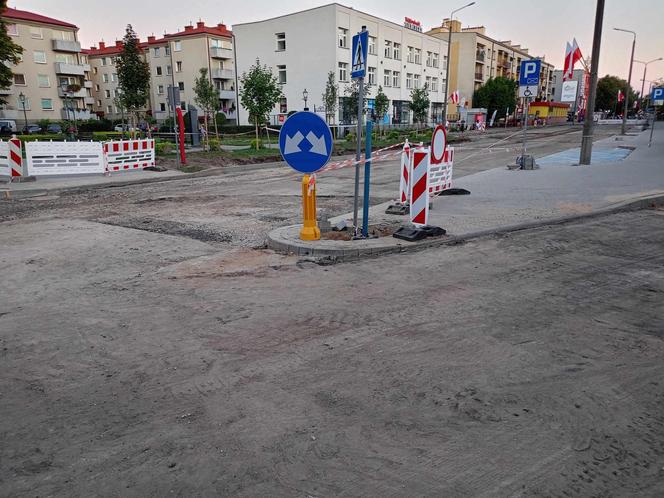 Na ul. Armii Krajowej powstaje już nowa nawierzchnia. Jej skrzyżowanie z ulicami Wojskową i Piłsudskiego zostanie zamknięte na kilka dni.