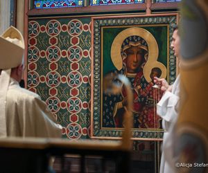 Marta Nawrocka w Paryżu. Postawiła na francuski styl