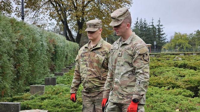 Żołnierze US Army sprzątają groby polskich żołnierzy 