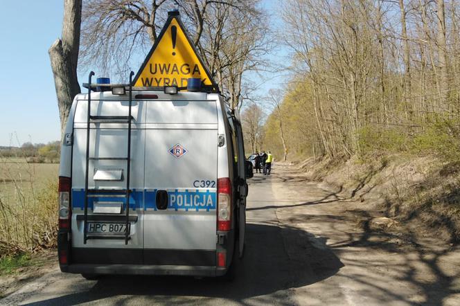 Tajemniczy wypadek koło Torunia. Makabryczna śmierć 48-latka [ZDJĘCIA]