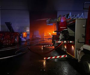 Pożar w Czechowicach-Dziedzicach. Płonie hala fabryczna