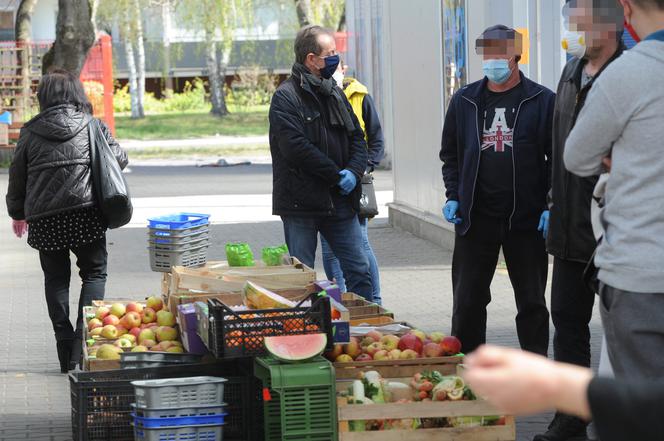 Marszałek Grodzki robi zakupy na bazarku