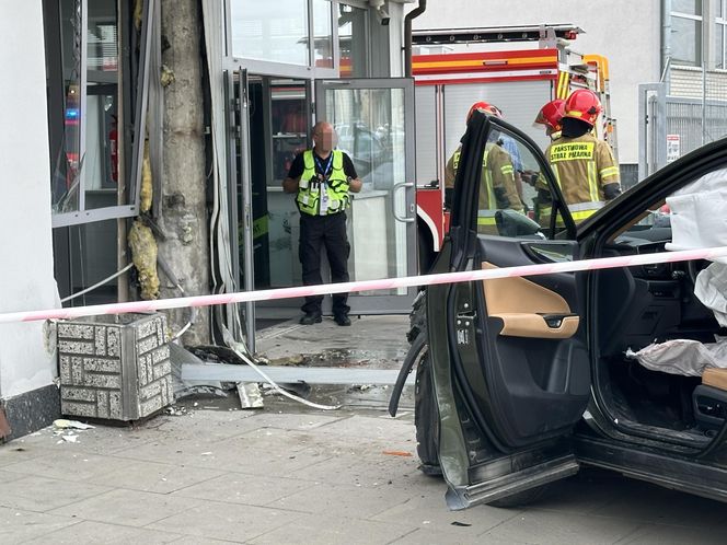Auto wbiło się w budynek Instytutu Lotnictwa