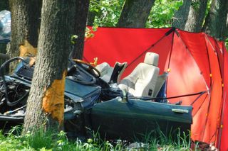 Tragiczny początek majówki na Mazowszu. Nie żyją dwie osoby. Jaguar uderzył w drzewo 