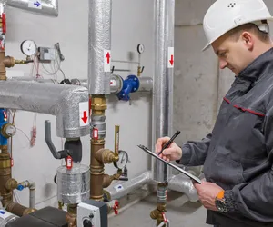 Brakuje instalatorów pomp ciepła! Brak specjalistów powoduje opóźnienia nawet do 6 miesięcy