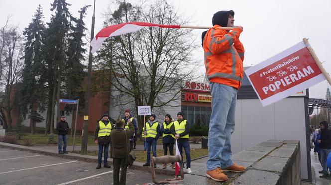 „Zielony Ład=Głód”, „Mleko nie jest z Biedronki”. Te hasła pojawiły się na proteście rolników w Olsztynie