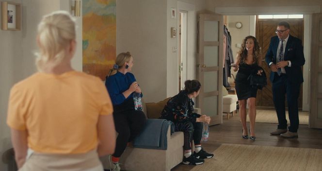 Rodzinka.pl 17 sezon odc. 293. Ludwik (Tomasz Karolak)Rodzinka.pl odc. 293. Ludwik (Tomasz Karolak), Agata (Wiktoria Gąsiewska), Viola (Magdalena Stużyńska), Marysia (Agata Kulesza), Natalia (Małgorzata Kożuchowska)