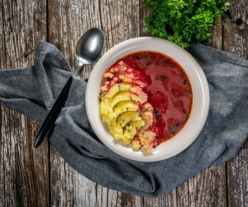 Barszczyk z botwinki z tłuczonymi ziemniakami: babciny przepis 