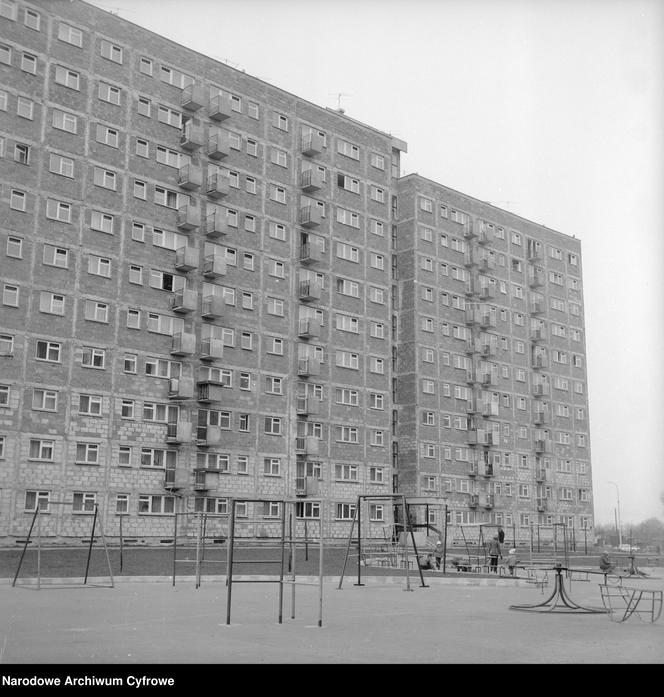 Plac zabaw dla dzieci przed jednym z bloków, 1974