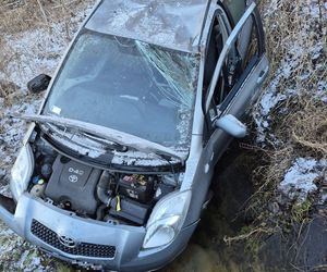 Dwa samochody wypadły z drogi koło Wojnowic niedaleko Leszna