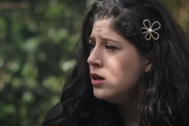 Niespodziewanie pojawi się tam mąż dziewczyny! Będzie próbował ją zmusić, by z nim poszła! 