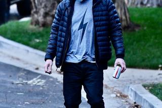 Ben Affleck w koszulce z błyskawicą