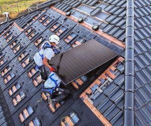 Ile kosztuje dach fotowoltaiczny? Jak działa? Czy dach solarny się opłaca?